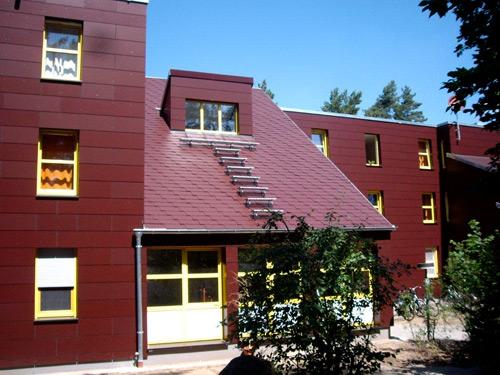 Das Gebäudes wurde durch eine vorgehängte, hinterlüftete Fassade (VHF) aus Trespa® Meteon® Platten aufgewertet. Foto: AS Fassaden GmbH