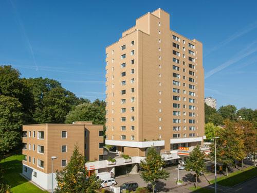 Durch die Sanierung mit einer VHF erstrahlt das Ensemble aus Wohnhochhaus und Mehrfamilienhaus in neuem Glanz mit authetischer Wirkung. Foto: Martin Zeller 