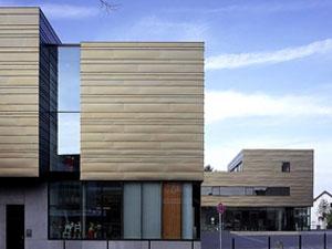 Markanter Eckpunkt in Neckarsulm: Die neue Volkshochschule im Kulturforum der Stadt, eingebettet zwischen Stadthalle und städtischer Musikschule, setzt mit Kubatur und Anmutung Akzente Foto: Dietmar Strauß, Besigheim 