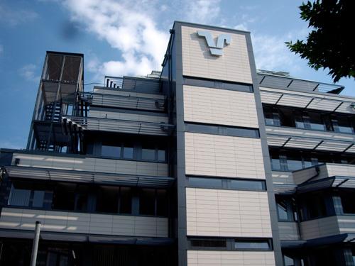 Außenfassade der VR-Bank in Coburg nach der Sanierung mittels einer vorgehängten hinterlüfteten Fassade (VHF) aus Keramiktafeln Foto: AS Fassaden GmbH 