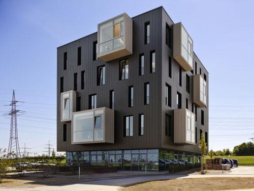 Wie eine Skulptur wirkt das Gebäude mit einer vorgehängten hinterlüfteten Fassade im anthrazitfarbenen Zink-Kleid. Einladend ist der gläserne Sockel, der von weitem einen schwebenden Eindruck erweckt. Foto: Andreas Keller