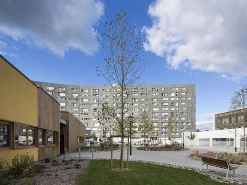 In zarten Grau- und Grün-Tönen strahlt der frisch sanierte Nachkriegsbau mit seiner vorgehängten hinterlüfteten Fassade. Foto: NOMADE Luc Boegly