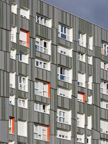 Über 7.500 unterschiedliche Elemente zieren die Fassade des 100 m langen Wohnblocks. Farbige Fensterlaibungen sorgen ebenfalls für visuelle Abwechslung. Foto: NOMADE Luc Boegly 