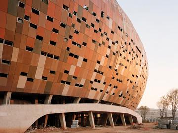 Das großformatige Mosaik in kräftigen, erdigen Farben des Soccer City Stadions ist als VHF ausgeführt.