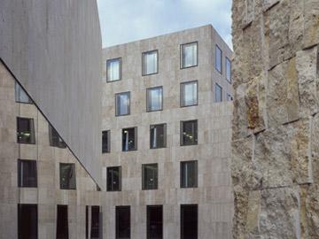 Eindrucksvolles Ensemble: Im Spiel mit dem Naturstein Travertin als vorgehängte Fassade löst das Ende 2006 eröffnete Jüdische Zentrum in München den scheinbaren Widerspruch zwischen Eigenständigkeit der Einzelgebäude und der Wirkung als Ganzes auf Foto: Zur Verfügung gestellt von Deutsche Rockwool Mineralwoll GmbH & Co. OHG