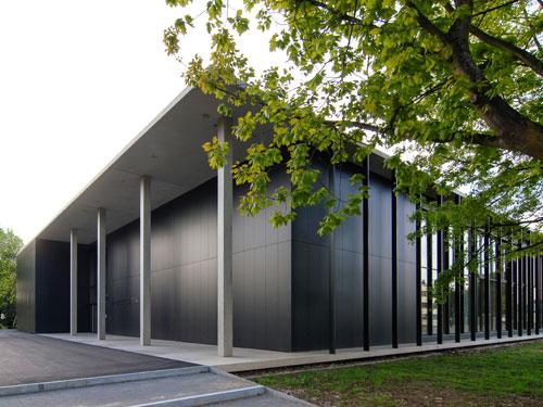 Geschlossene Fassadenflächen wurden als vorgehängte hinterlüftete  Fassaden ausgeführt und mit geschosshohen Aluminium-Verbundtafeln  bekleidet. Gebäudekonzept und künstlerische Gestaltung sind beim Stefan-Andres-Gymnasium untrennbar miteinander verbunden.  Foto: Olaf Herzog, Waldkirch