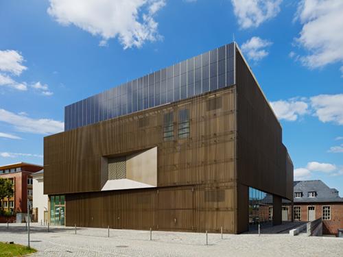 Ausbildung und Gestaltung der Fassade verweisen auf die technisch  ausgerichtete Bestimmung des Instituts und unterstützen auf eigene und  einprägsame Weise dessen Konzept und Programm.  Foto: Jens Weber, München 