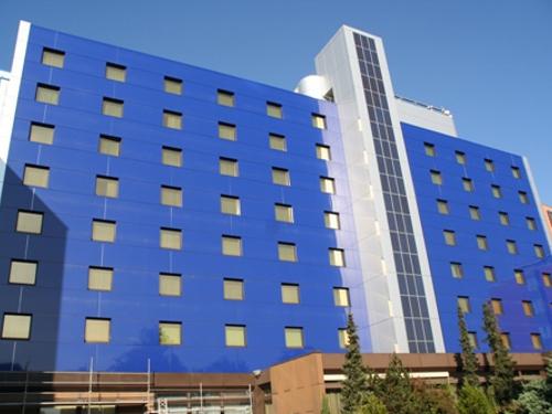 Das EUROPE-Kongresshotel in Stuttgart präsentiert sich mit der vorgehängten hinterlüfteten Fassade aus Aluminium in einem zeitgemäßen Erscheinungsbild Foto: ALUFORM 