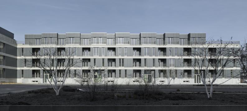 Im Zusammenspiel mit Loggien und markanten Eingangsbereichen zeigt die klassische VHF eine moderne, wertige Ansicht. Waagerechte angeordnete Fassadentafeln bilden einen starken Abschluss. Foto: Stefan Müller, Berlin