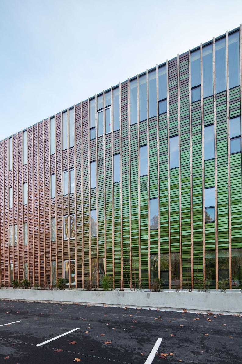 Das träge Temperaturverhalten der Betonkonstruktion und ein in jedem Büro individuell steuerbarer Sonnenschutz sorgen für eine gleichmäßige, natürliche Temperierung des Gebäudes. Foto: Mathieu Choiselat / Patrick Arotcharen