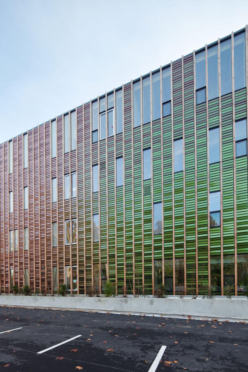 Das träge Temperaturverhalten der Betonkonstruktion und ein in jedem Büro individuell steuerbarer Sonnenschutz sorgen für eine gleichmäßige, natürliche Temperierung des Gebäudes. Foto: Mathieu Choiselat / Patrick Arotcharen