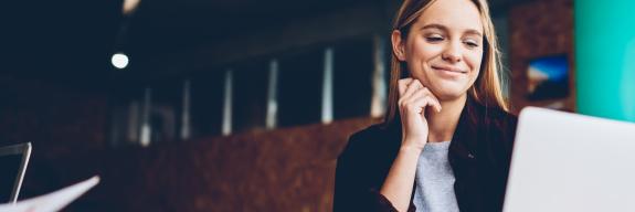 Studentin vor dem Laptop