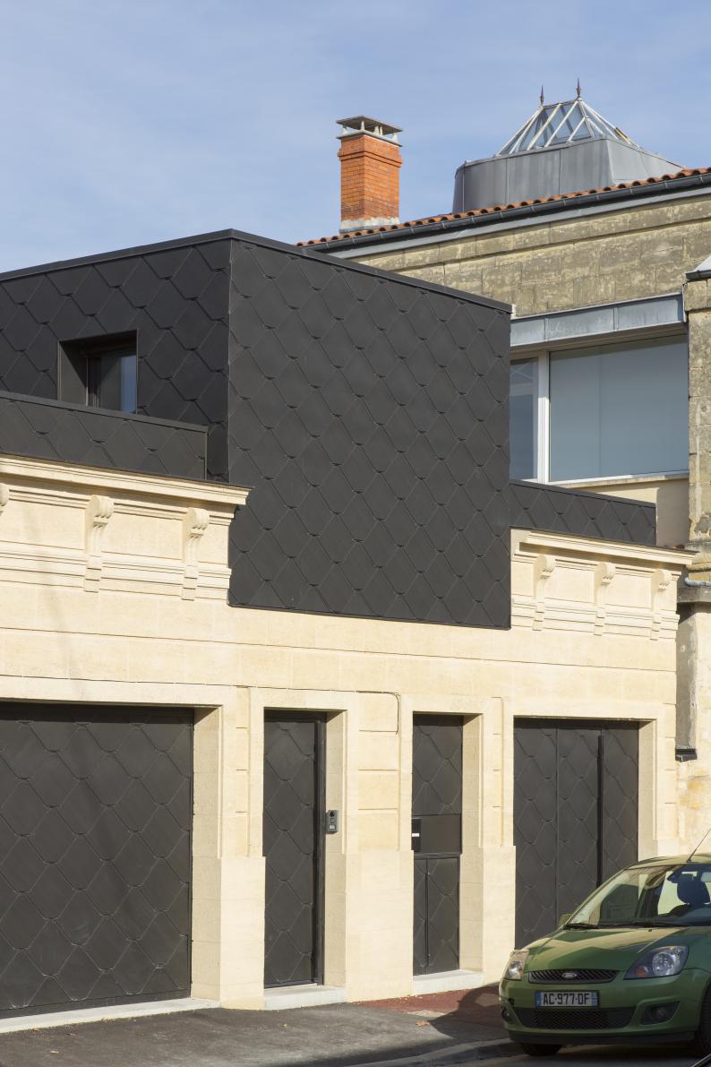 Straßenansicht, ADEKA®- Schindeln aus ANTHRA-ZINC®  Foto: VM Building Solutions 